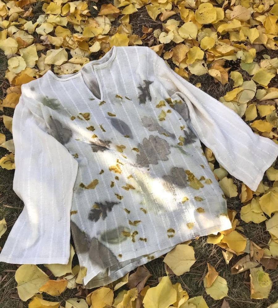 Sonbahar yaprakları üzerinde ecoprint pamuk bluzlar