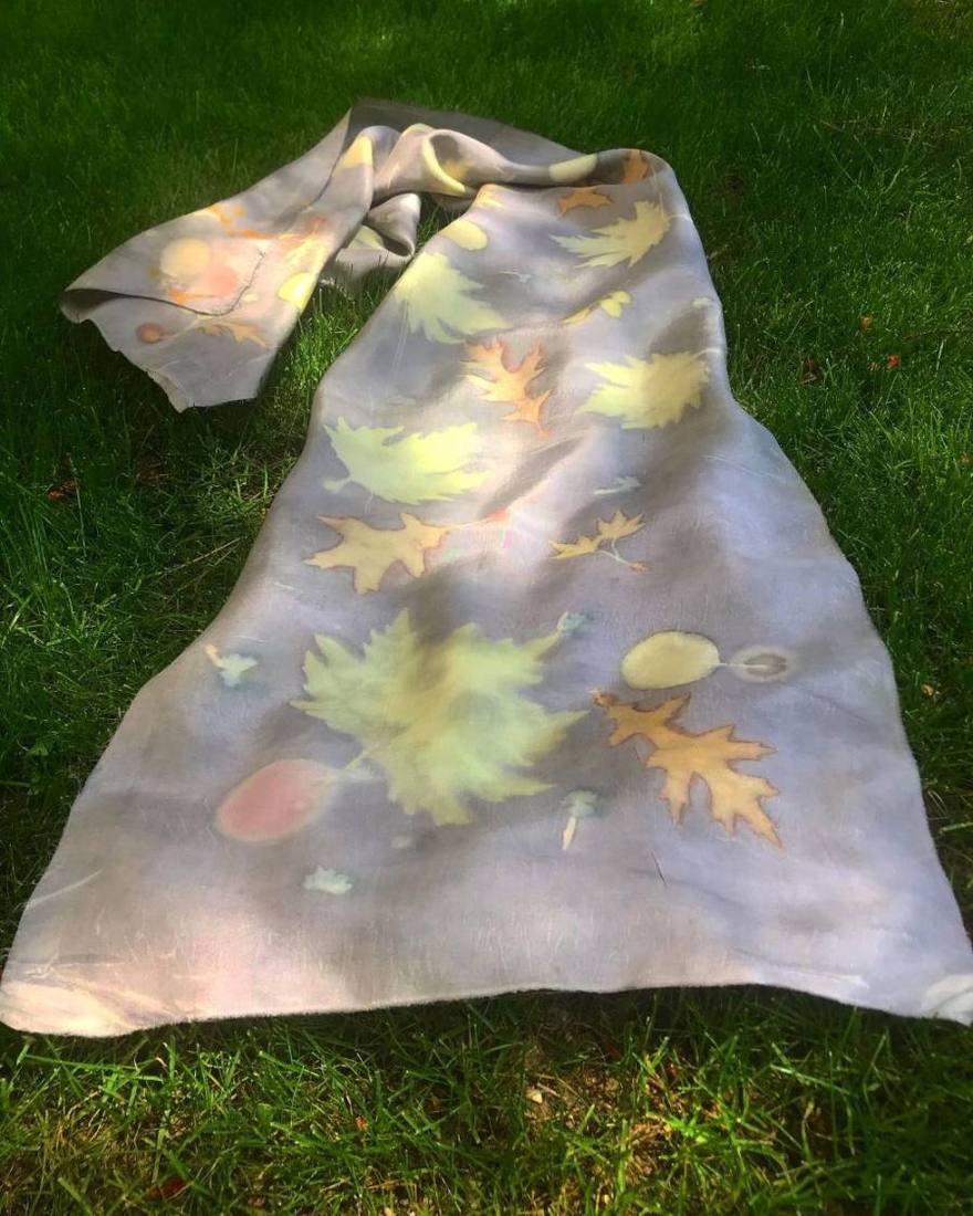 Çimen üzerinde ecoprint ipek şal